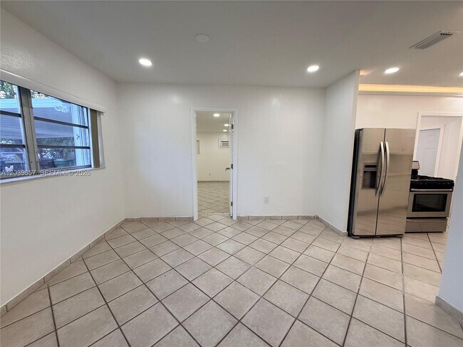 Building Photo - 561 W 39th St