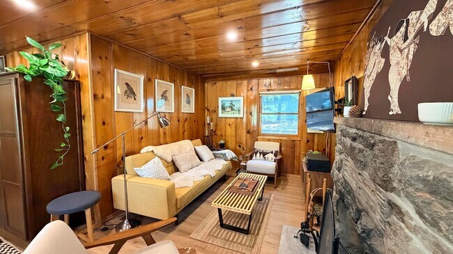 Building Photo - 53685 Country Club Dr