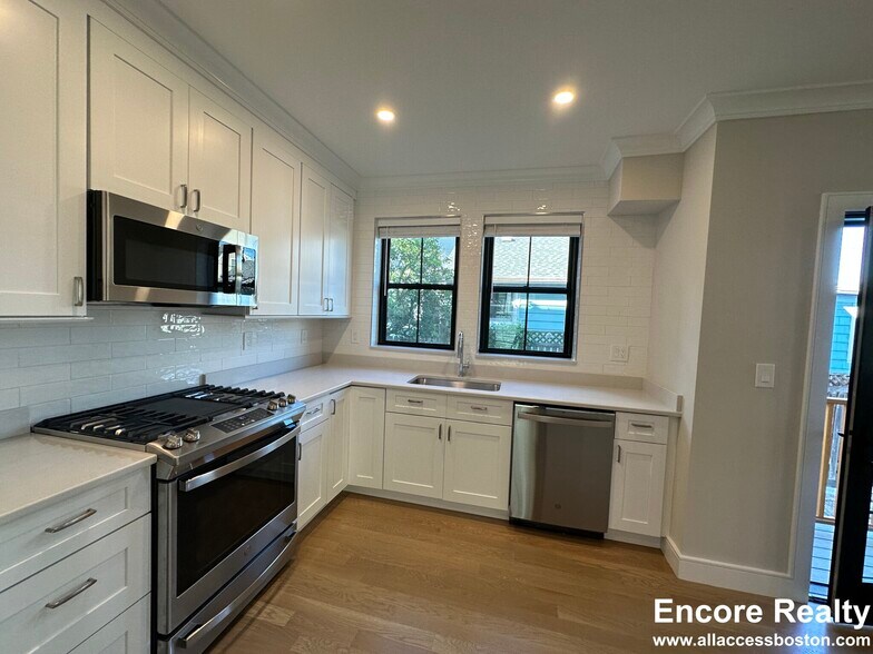 Building Photo - 289 Lamartine St