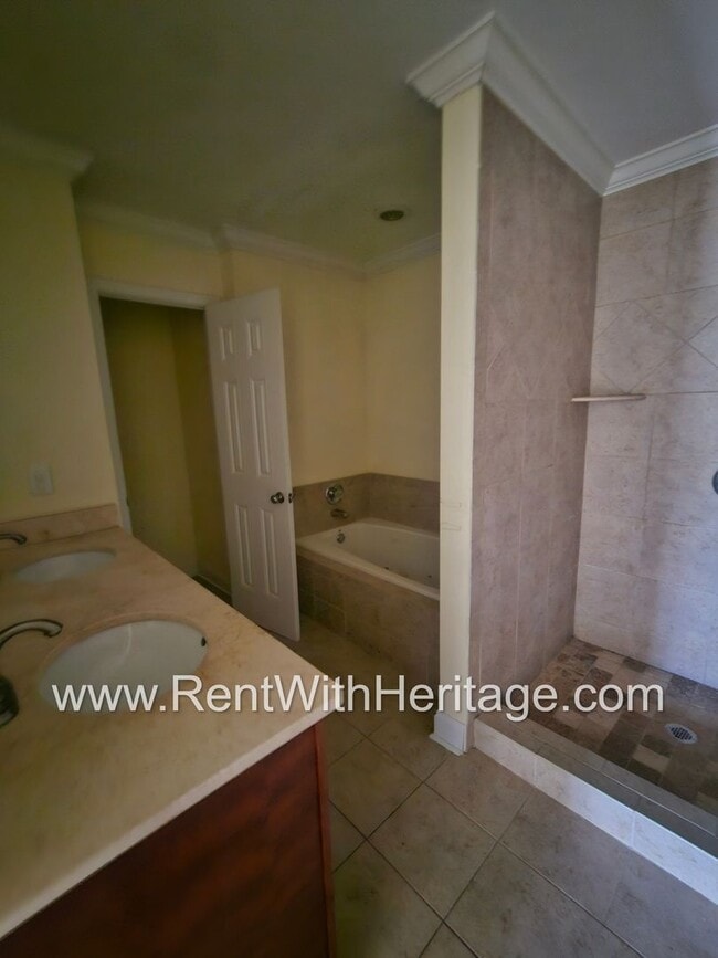 Building Photo - Gorgeous 3Bd / 2Ba Immaculate Townhome / U...
