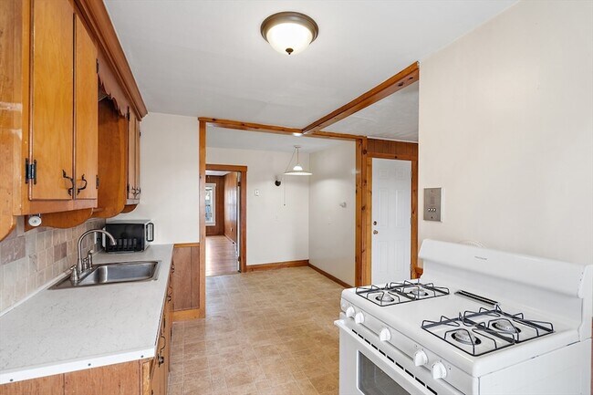 Building Photo - 2 Sutherland St