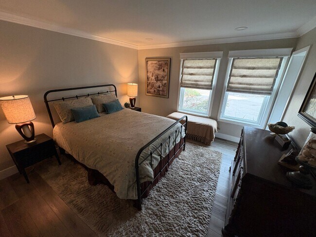 Building Photo - Remodeled Craftsman style 3 bedroom (with 4th office/bedroom), 3 bathroom home - this is NOT your...