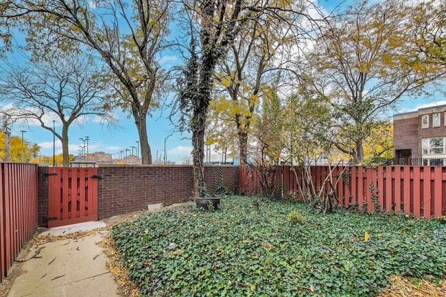 Building Photo - 2803 S Michigan Ave