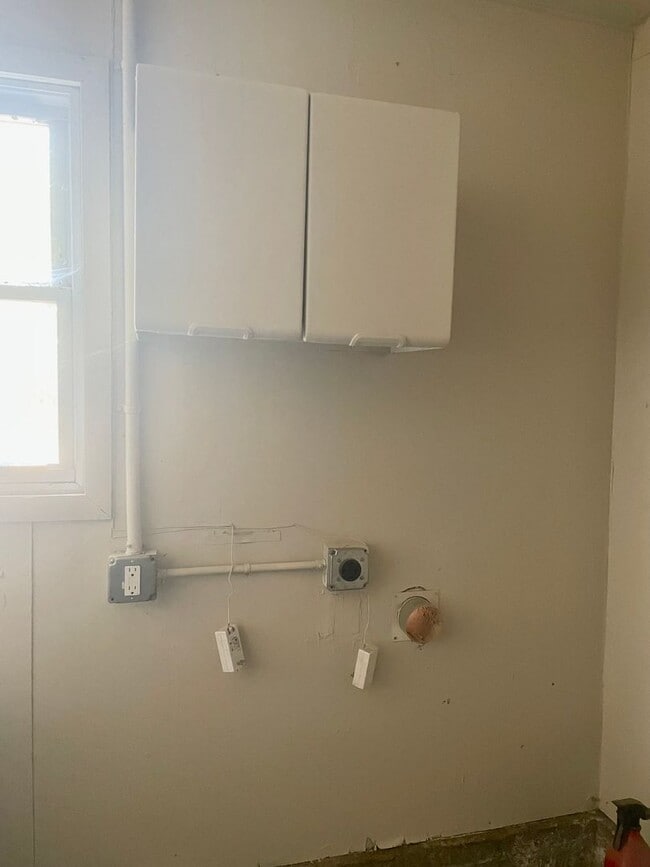 Building Photo - New central heat and air !