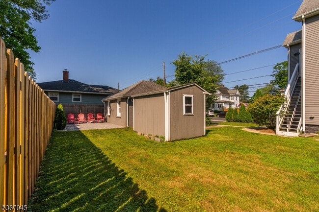 Building Photo - 128 E Grove St