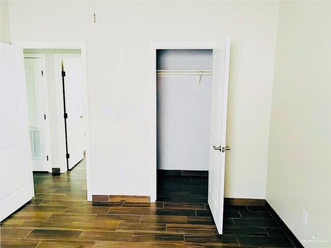 Building Photo - 207 Fig Dr