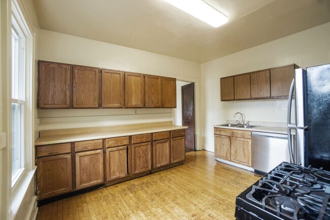 Building Photo - 7/1/26 Bright and Spacious Apartment Close...