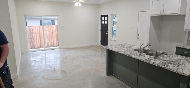 Building Photo - 406 S Andrews Dr