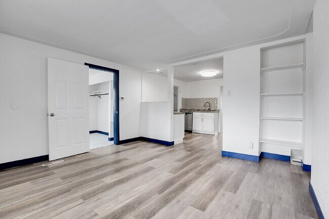 Building Photo - $2,850 - 3 Bed, 2 Bath Updated Home in Den...