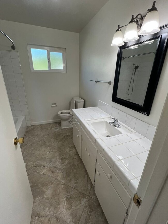 Building Photo - 2700 Hemlock Ave