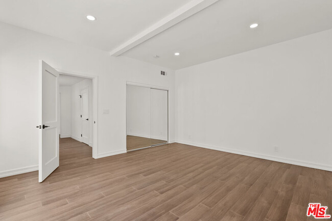 Building Photo - 1527 N Beverly Dr
