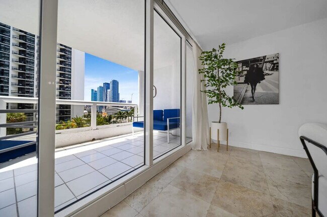 Building Photo - 1717 N Bayshore Dr
