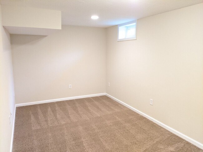 Building Photo - Renovated townhouse in established neighbo...