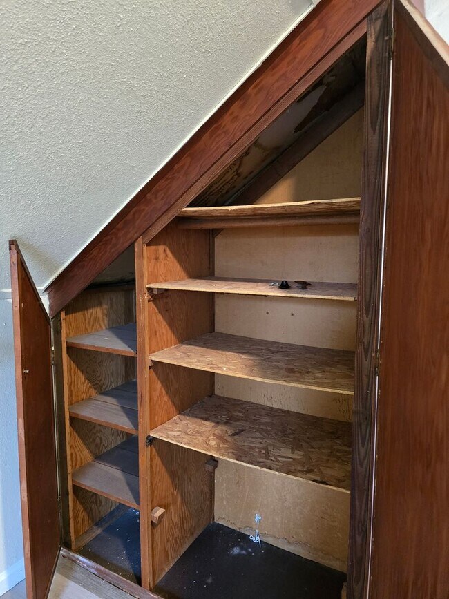 Building Photo - One Bedroom Duplex with Fenced Yard