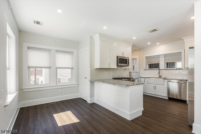 Building Photo - 12 N Willow St