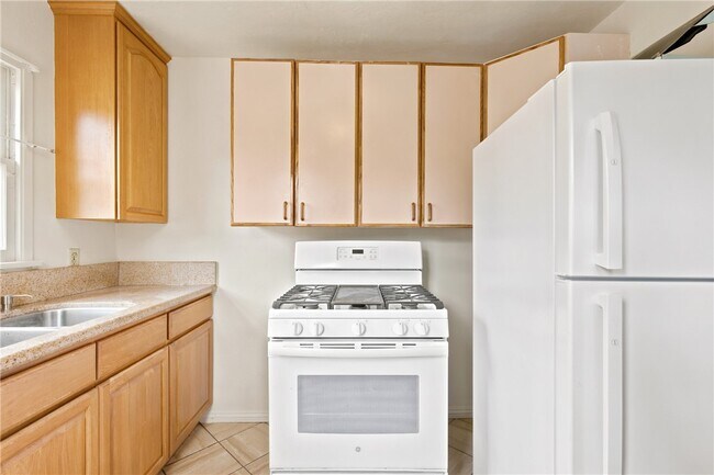 Building Photo - 607 Hacienda Dr