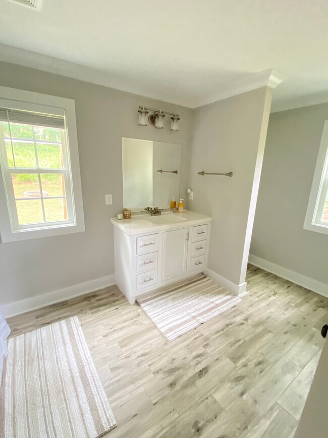 Building Photo - 40 Oak Forest Dr