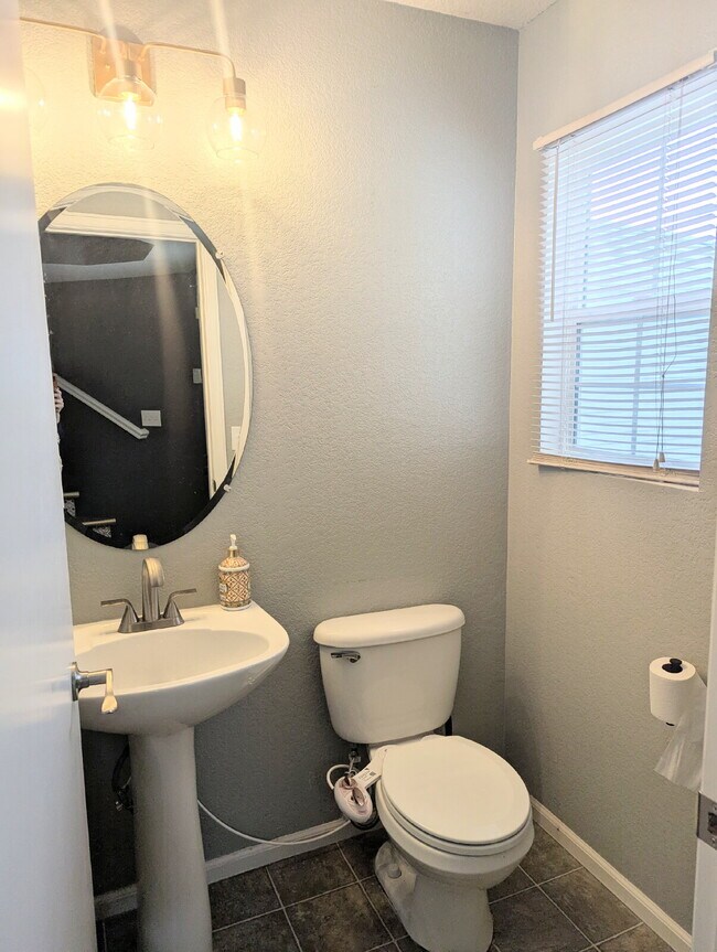 Building Photo - Gorgeous Denver Home - Real Granite Counte...