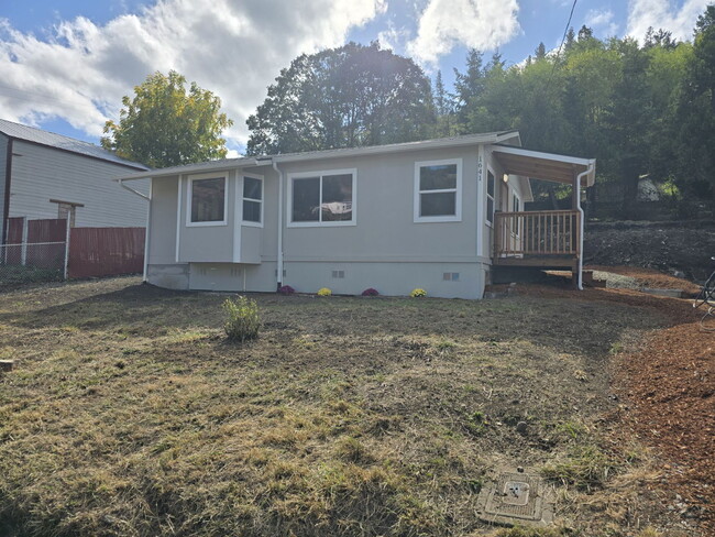 Building Photo - 1641 SE Marsters Ave