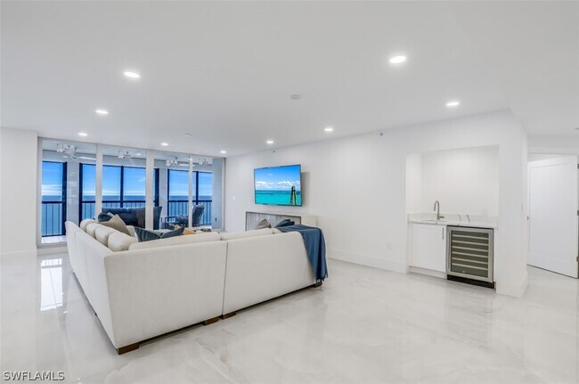 Building Photo - 8171 Bay Colony Dr
