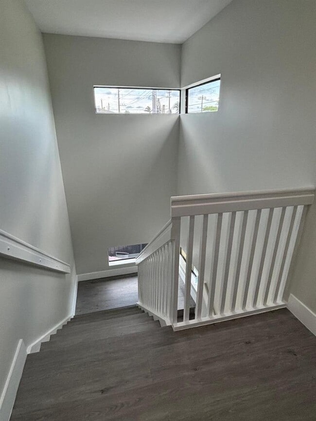 Building Photo - 2210 W 5th Way