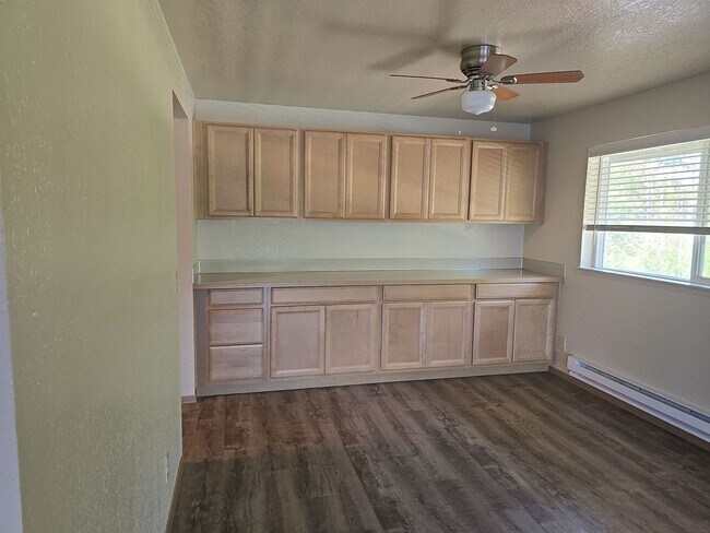 Building Photo - Over 1500 sqft! 3 bedroom 2 full bath suit...