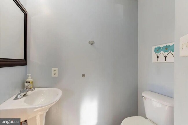Building Photo - 208 Goldsborough Dr