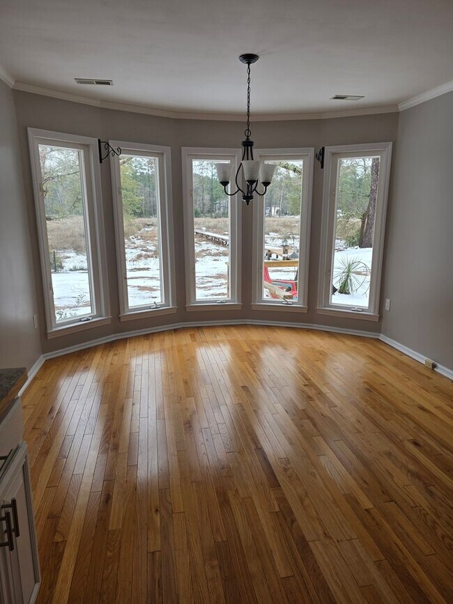 Building Photo - Beautiful 3 bedroom, 2 bath house with one car garage, located on Cummins Creek