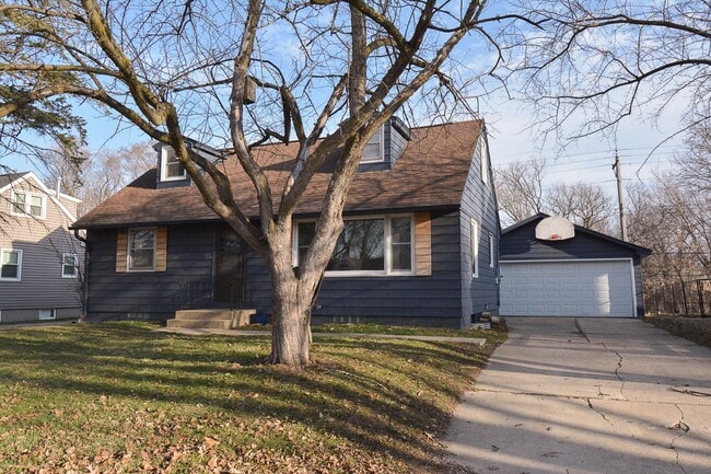 Building Photo - Updated 5 Bed, 2 Bath Home Near Churchill Elementary Available Now