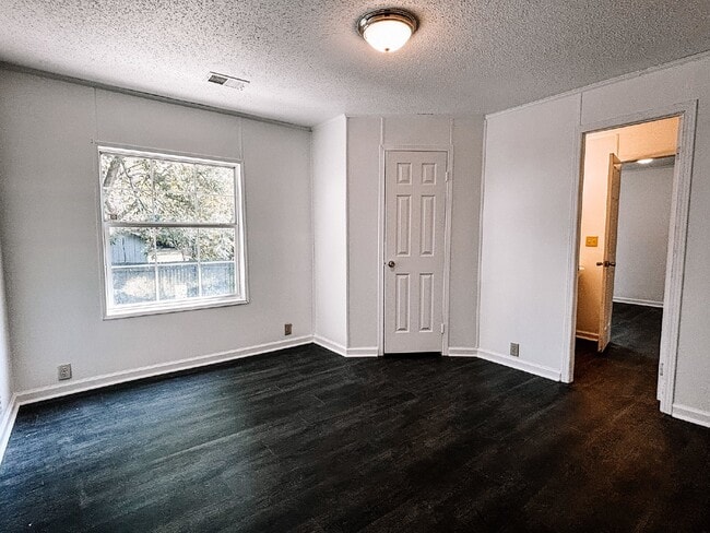 Building Photo - Spacious 4-Bed, 3-Bath Retreat on Greenhill Rd – 2000 Sq Ft of Charleston Charm!