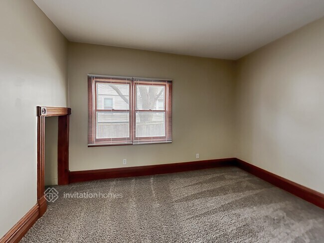 Building Photo - 424 E Park Ave