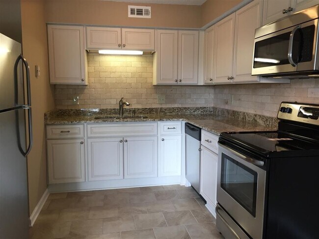 Building Photo - Great condo in Brentwood