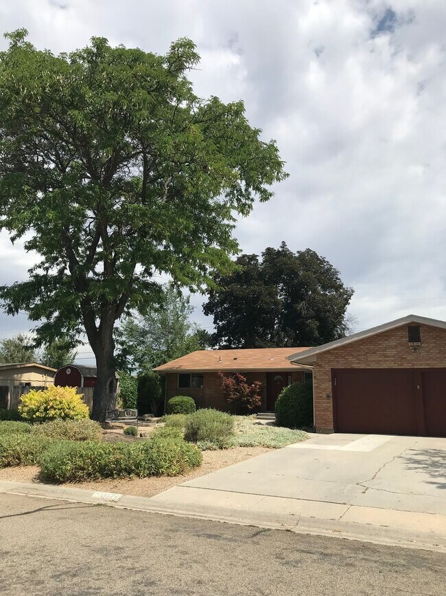Building Photo - 3824 W Greenbrier Dr
