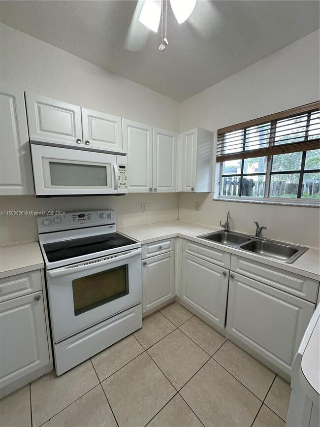 Building Photo - 2731 NE 3rd Dr