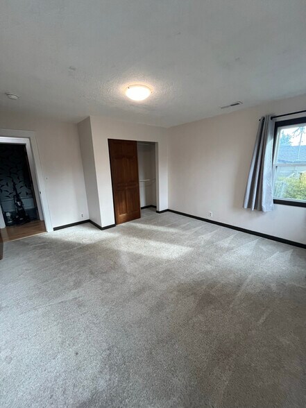 Building Photo - 18320 Dickerson Ln