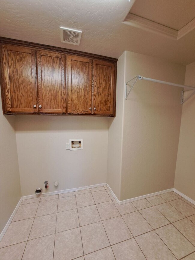 Building Photo - Spacious 2-Story Fresno Home with Bonus Room!