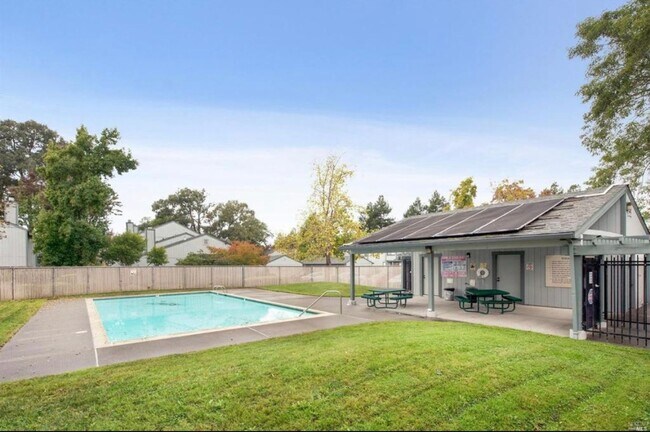 Building Photo - 3 bedroom 2.5 bath townhome Available now!