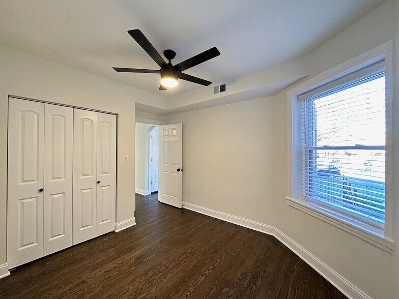 Building Photo - 3051 W Addison St