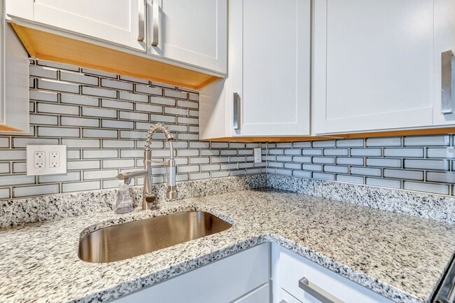 Building Photo - Welcome to your new condo in Walden Woods, located within the sought-after West Allegheny School ...