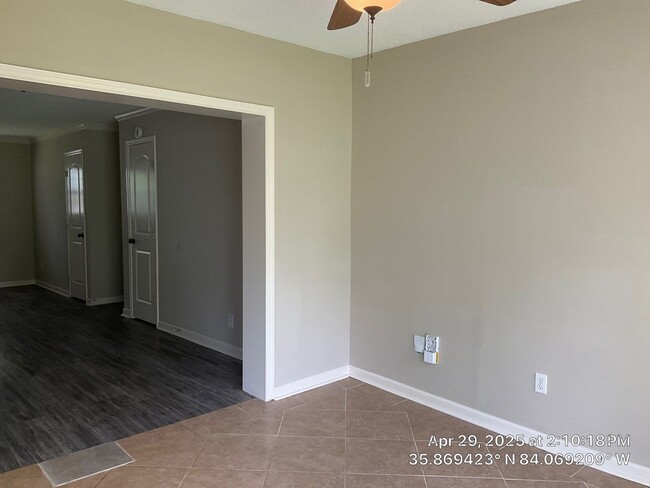 Building Photo - 3 Bedroom / 2.5 Bath House Available Now