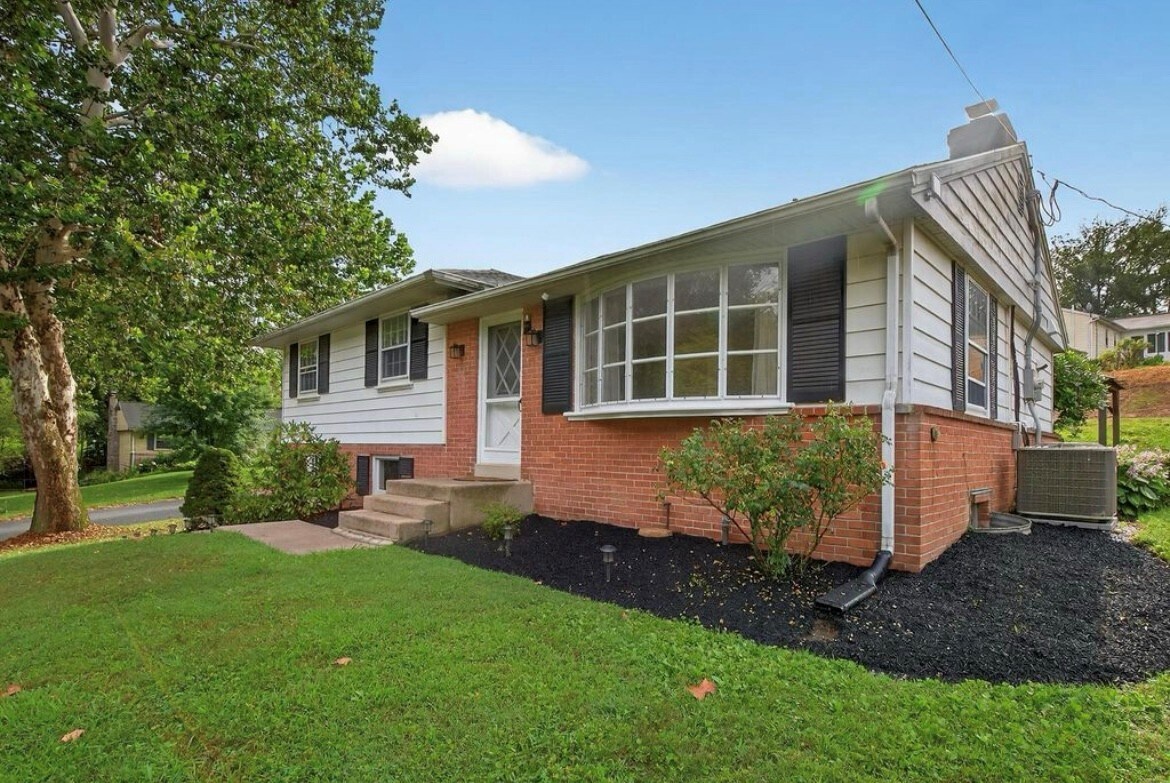 Building Photo - 880 Corvair Rd