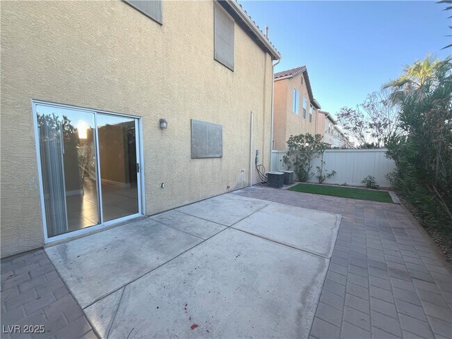 Building Photo - 2523 N Madre Grande St