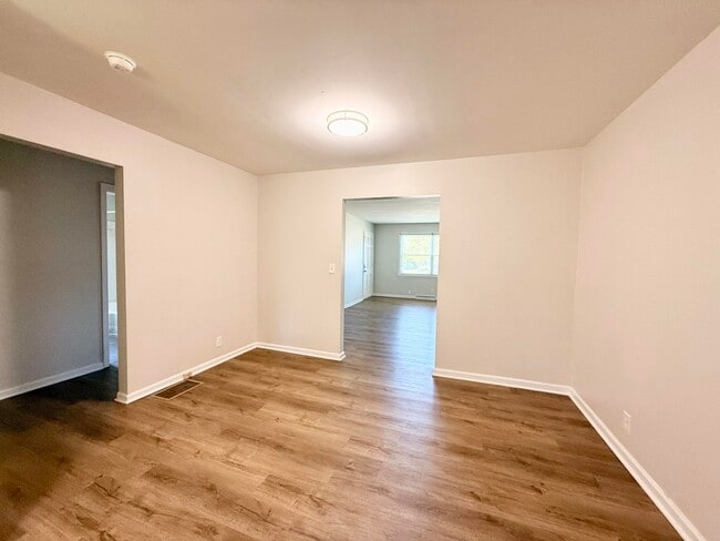 Building Photo - 708 Greenbriar Dr