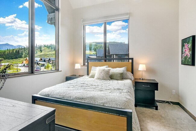 Building Photo - Luxury ski season rental is an entertainer...