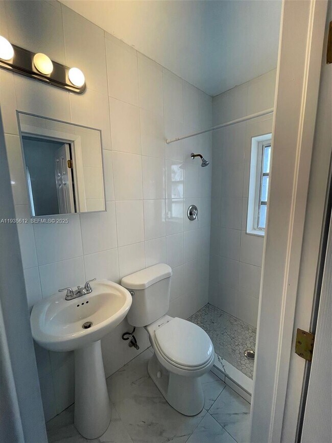 Building Photo - 430 SW 6th Ave