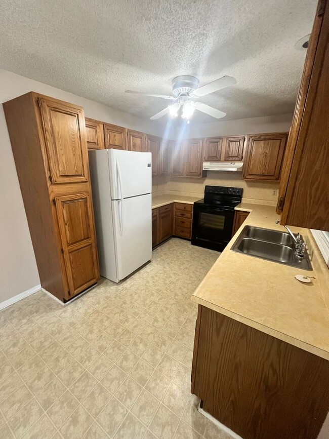 Building Photo - 3 Bed 2 Bath Home Available for Rent in Ne...