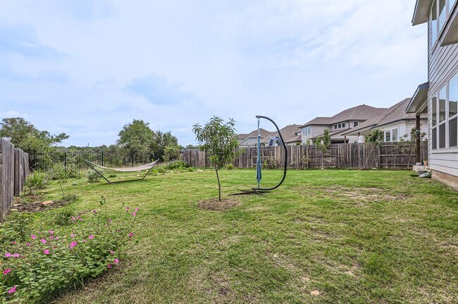 Building Photo - 542 Round Vly Trl