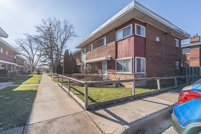 Building Photo - 130 E Northwest Hwy