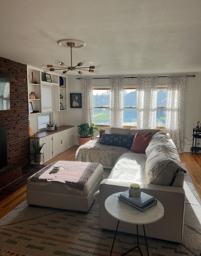 Building Photo - 3 BED | 1.5 BATH | SPACIOUS HOME | CENTRAL