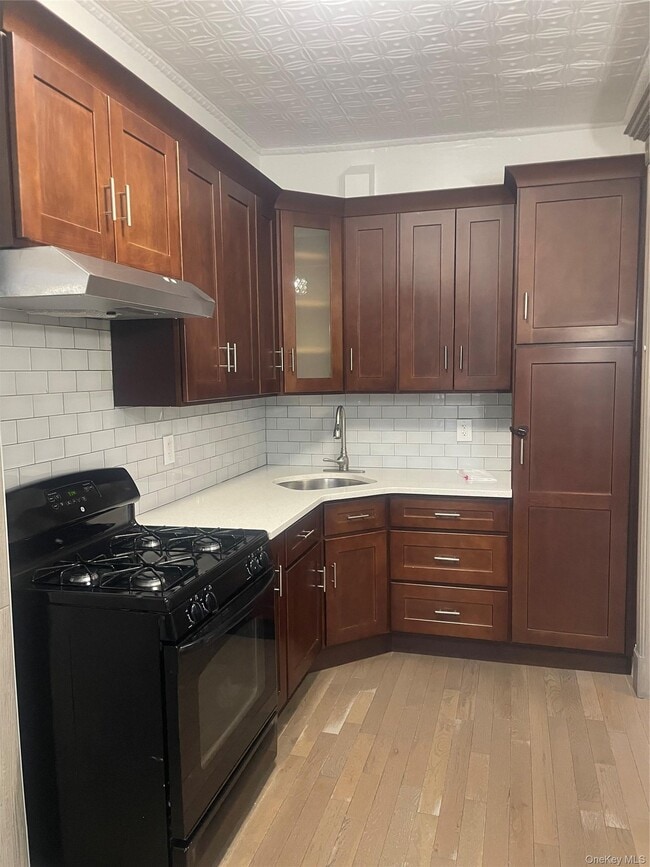 Building Photo - 17-20 Menahan St